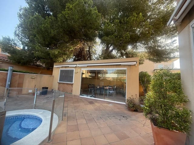 5 bedroom Villa for sale in Dehesa de Campoamor, Orihuela with pool - € 739,900 (Ref: 9208285)