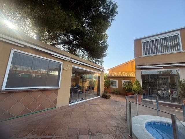 5 bedroom Villa for sale in Dehesa de Campoamor, Orihuela with pool - € 739,900 (Ref: 9208285)