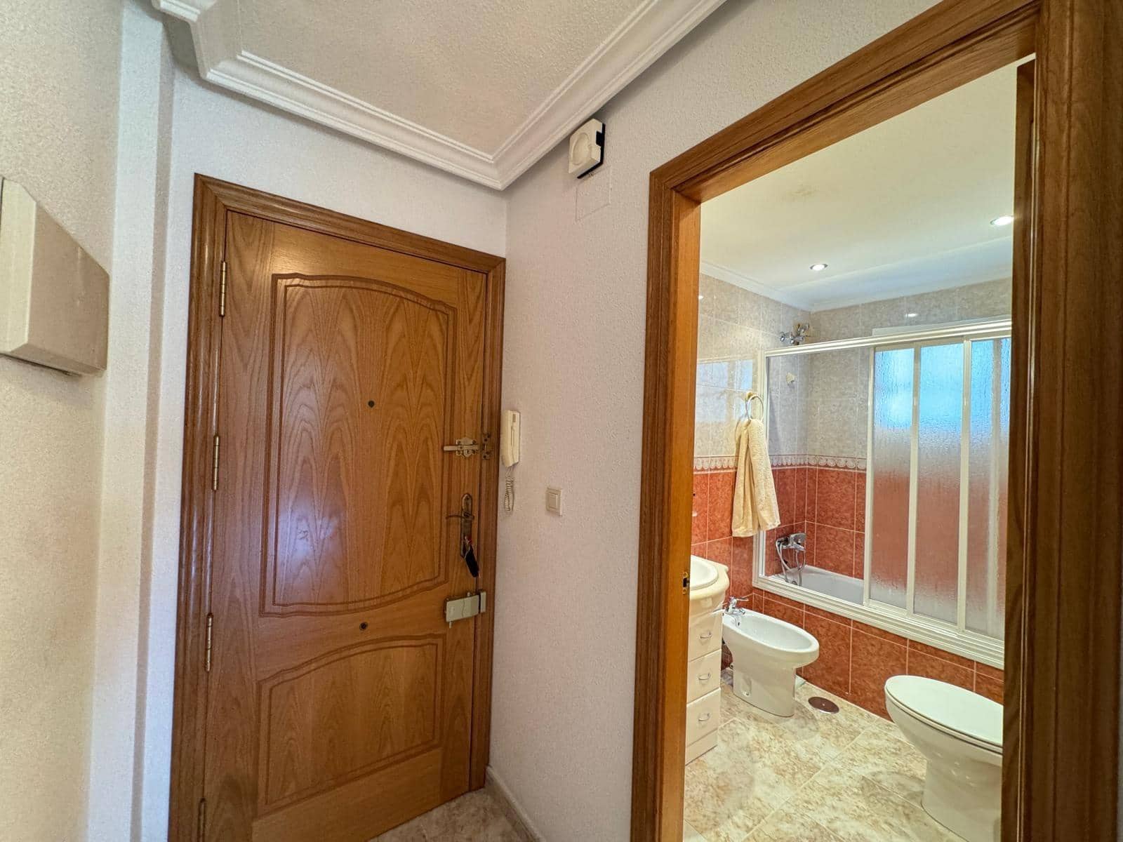 Apartamento de 2 habitaciones en Torrevieja en venta con piscina garaje - 139.900 € (Ref: 9247299)