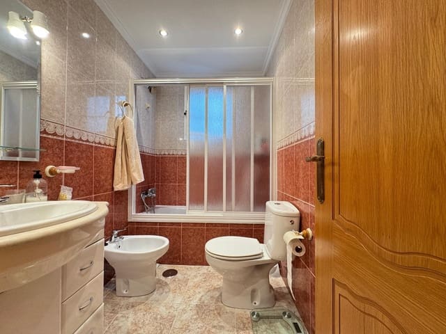 Apartamento de 2 habitaciones en Torrevieja en venta con piscina garaje - 139.900 € (Ref: 9247299)