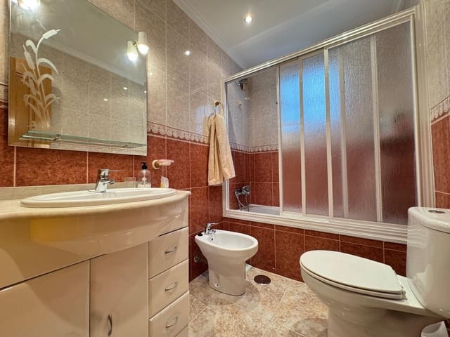 Apartamento de 2 habitaciones en Torrevieja en venta con piscina garaje - 139.900 € (Ref: 9247299)