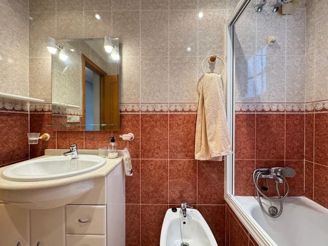 Apartamento de 2 habitaciones en Torrevieja en venta con piscina garaje - 139.900 € (Ref: 9247299)