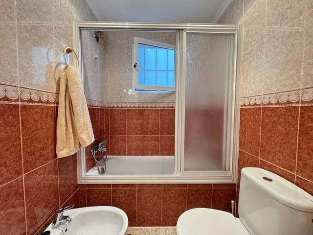 Apartamento de 2 habitaciones en Torrevieja en venta con piscina garaje - 139.900 € (Ref: 9247299)