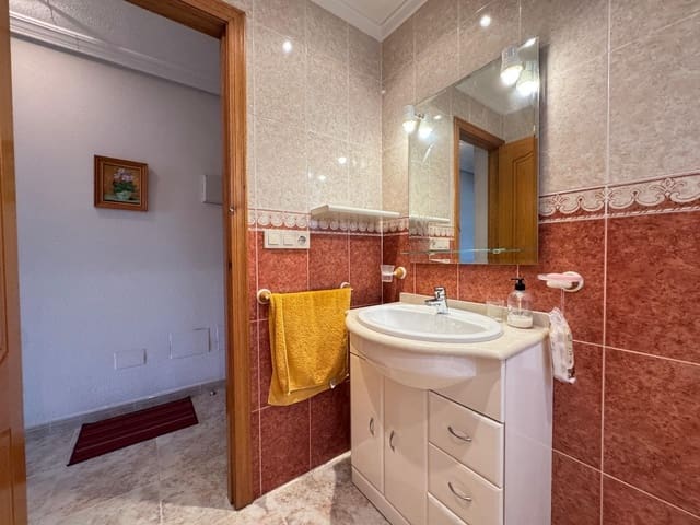 Apartamento de 2 habitaciones en Torrevieja en venta con piscina garaje - 139.900 € (Ref: 9247299)