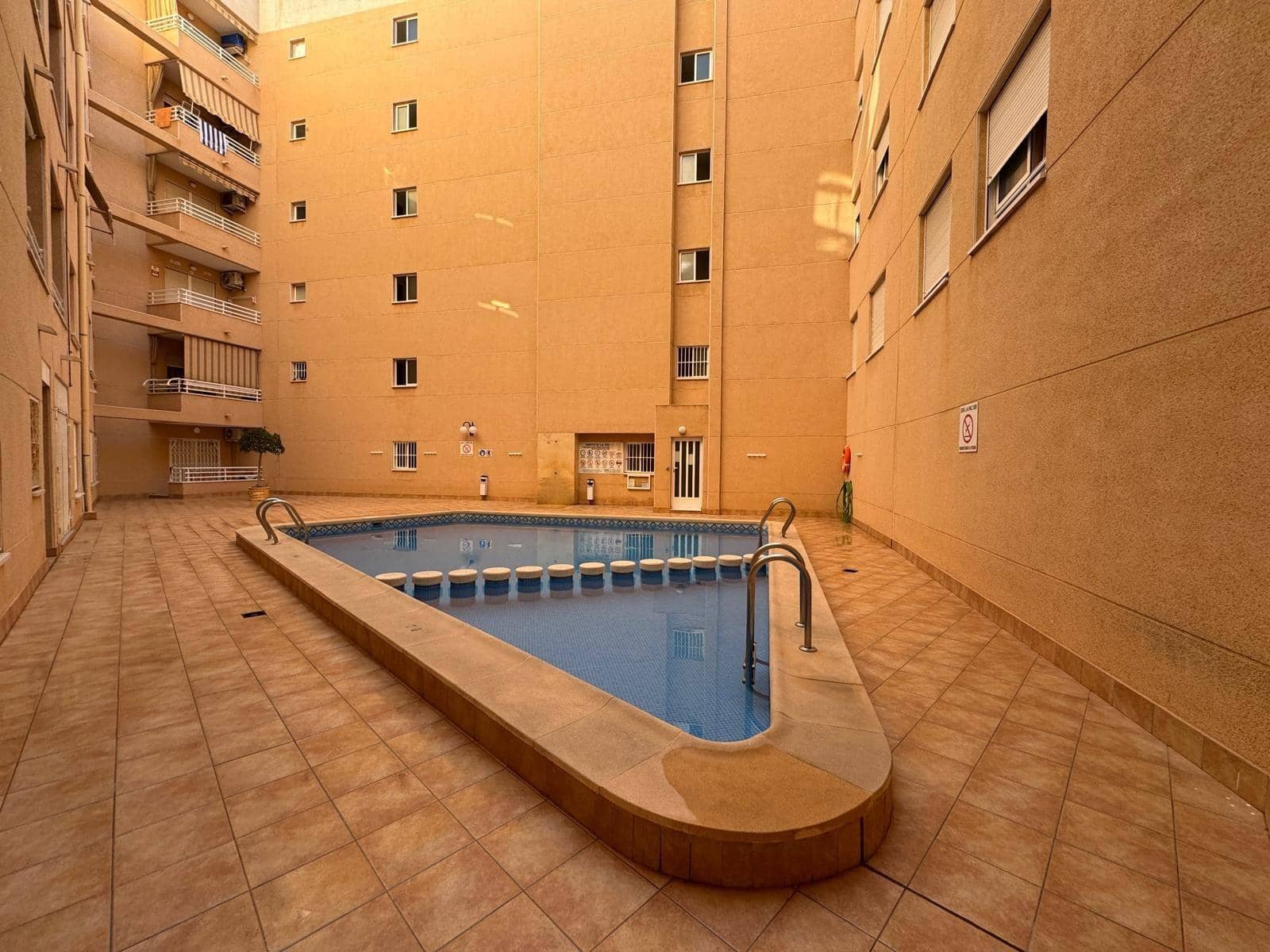 Apartamento de 2 habitaciones en Torrevieja en venta con piscina garaje - 139.900 € (Ref: 9247299)