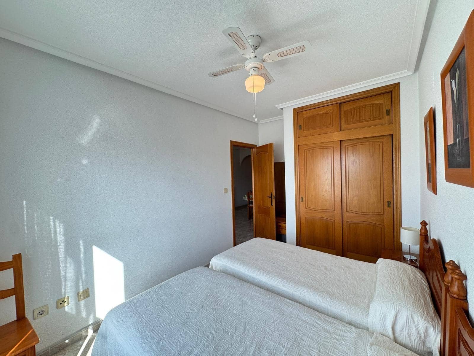 Apartamento de 2 habitaciones en Torrevieja en venta con piscina garaje - 139.900 € (Ref: 9247299)