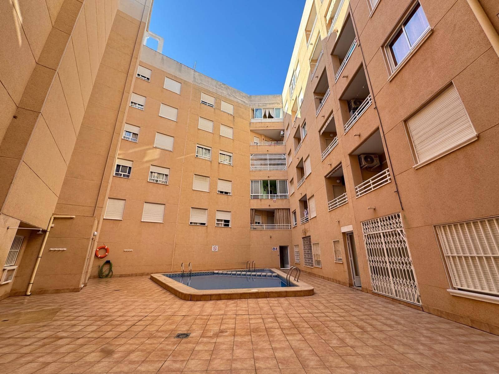 Apartamento de 2 habitaciones en Torrevieja en venta con piscina garaje - 139.900 € (Ref: 9247299)