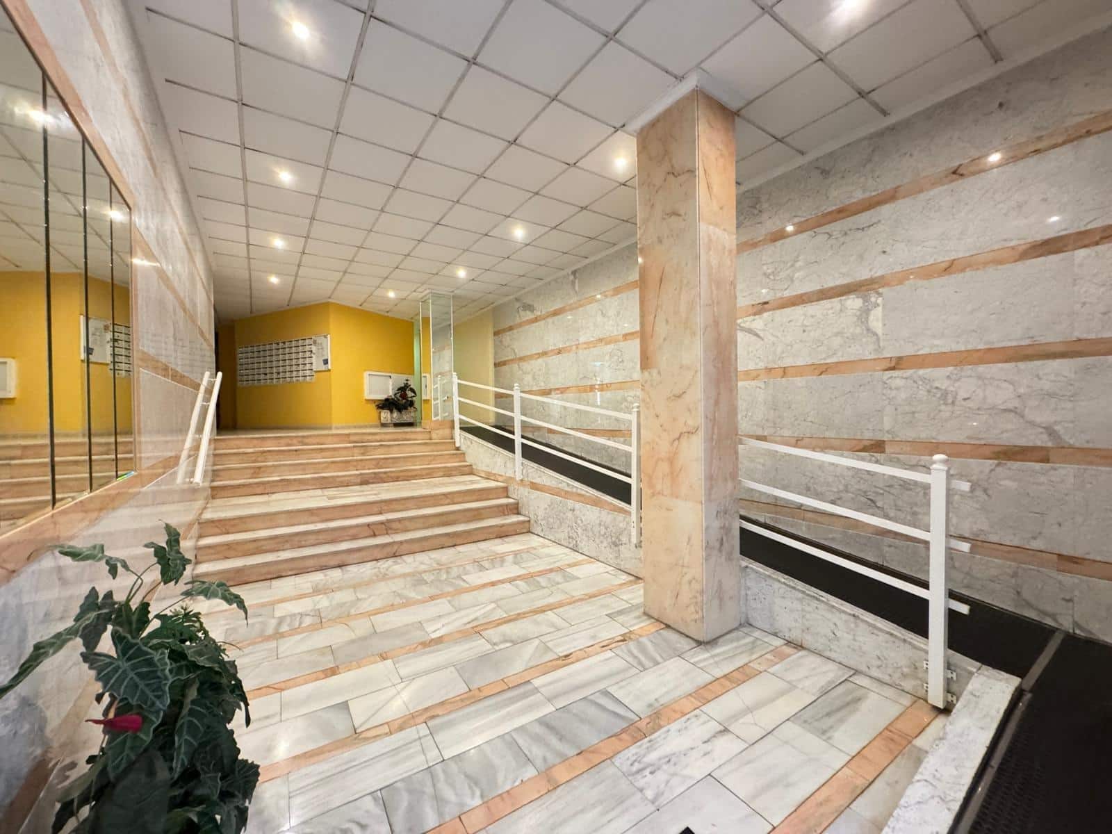 Apartamento de 2 habitaciones en Torrevieja en venta con piscina garaje - 139.900 € (Ref: 9247299)