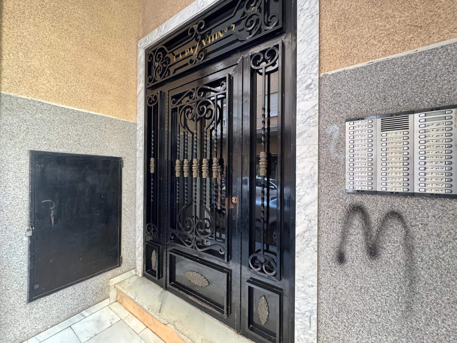 Apartamento de 2 habitaciones en Torrevieja en venta con piscina garaje - 139.900 € (Ref: 9247299)