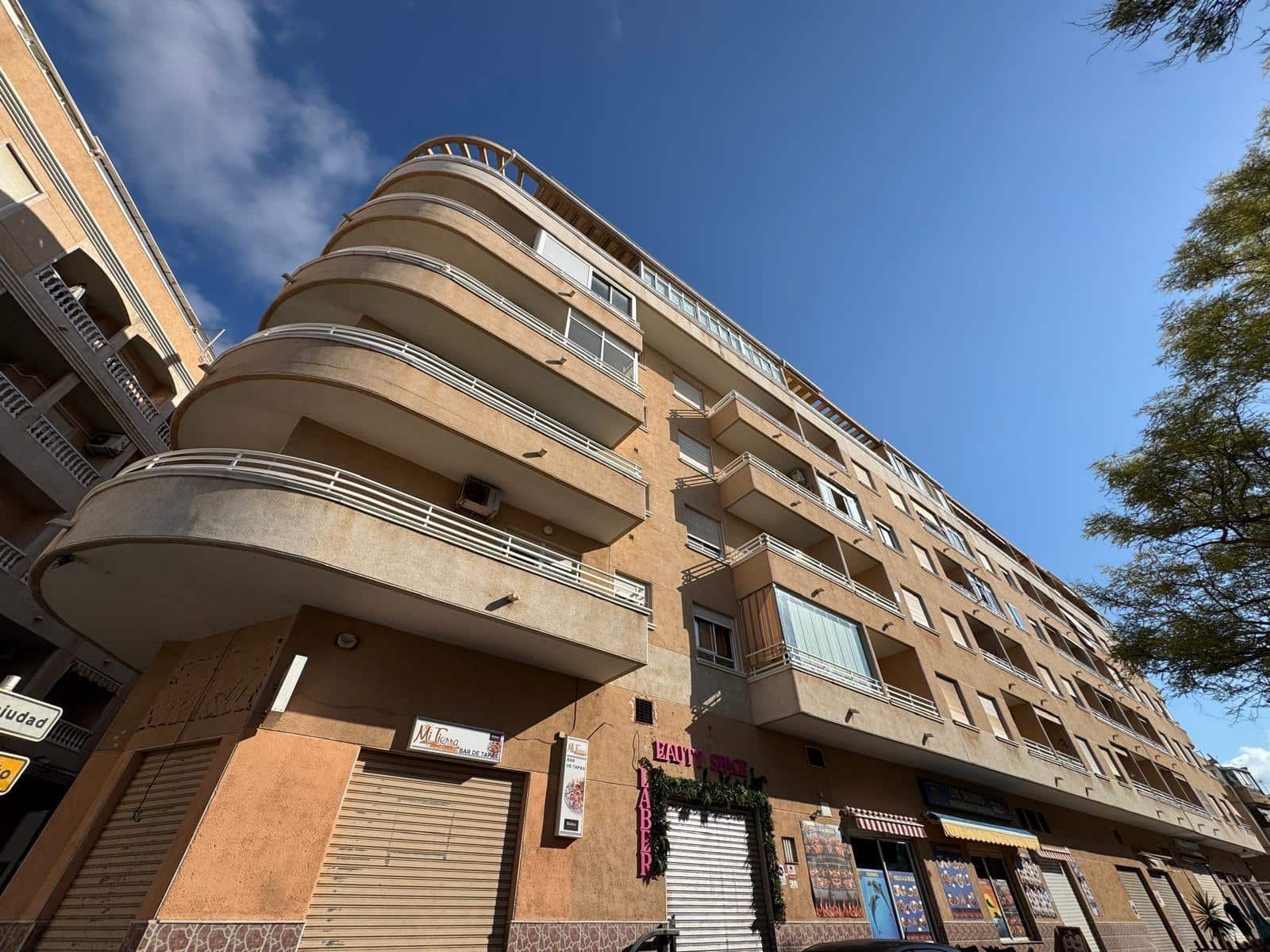 Apartamento de 2 habitaciones en Torrevieja en venta con piscina garaje - 139.900 € (Ref: 9247299)