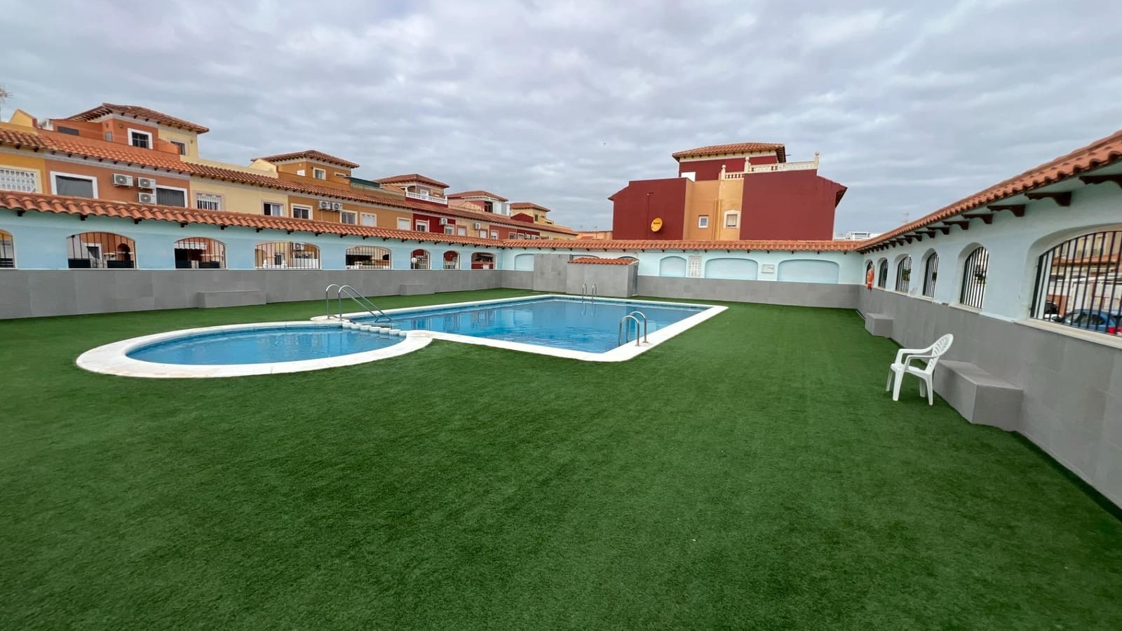 2 sypialnia Dom szeregowy na sprzedaż w Torrevieja z basenem - 156 900 € (Ref: 9312862)