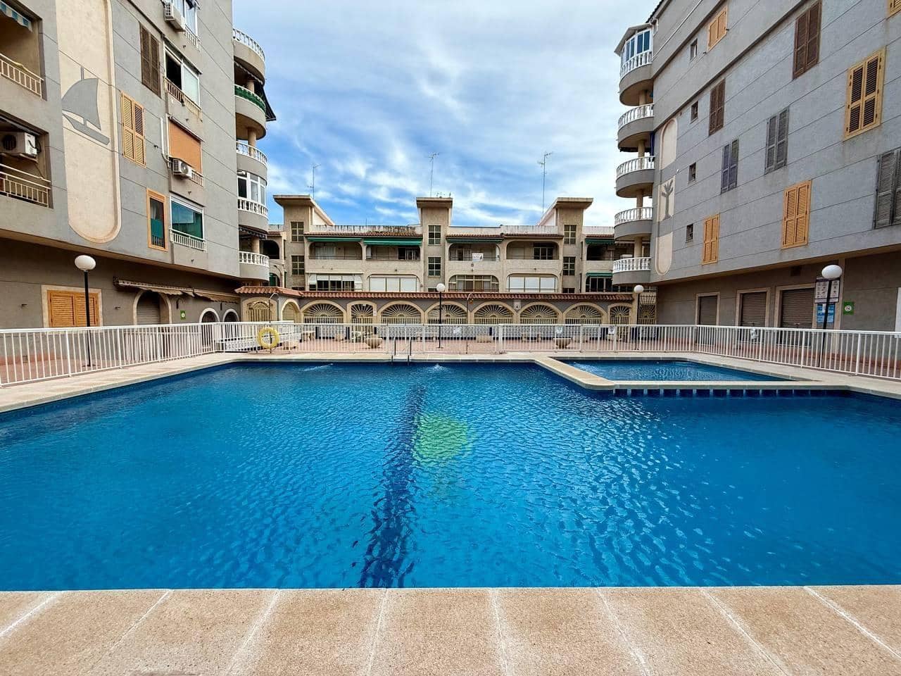 Apartamento de 2 habitaciones en Torrevieja en venta - 159.900 € (Ref: 9330636)