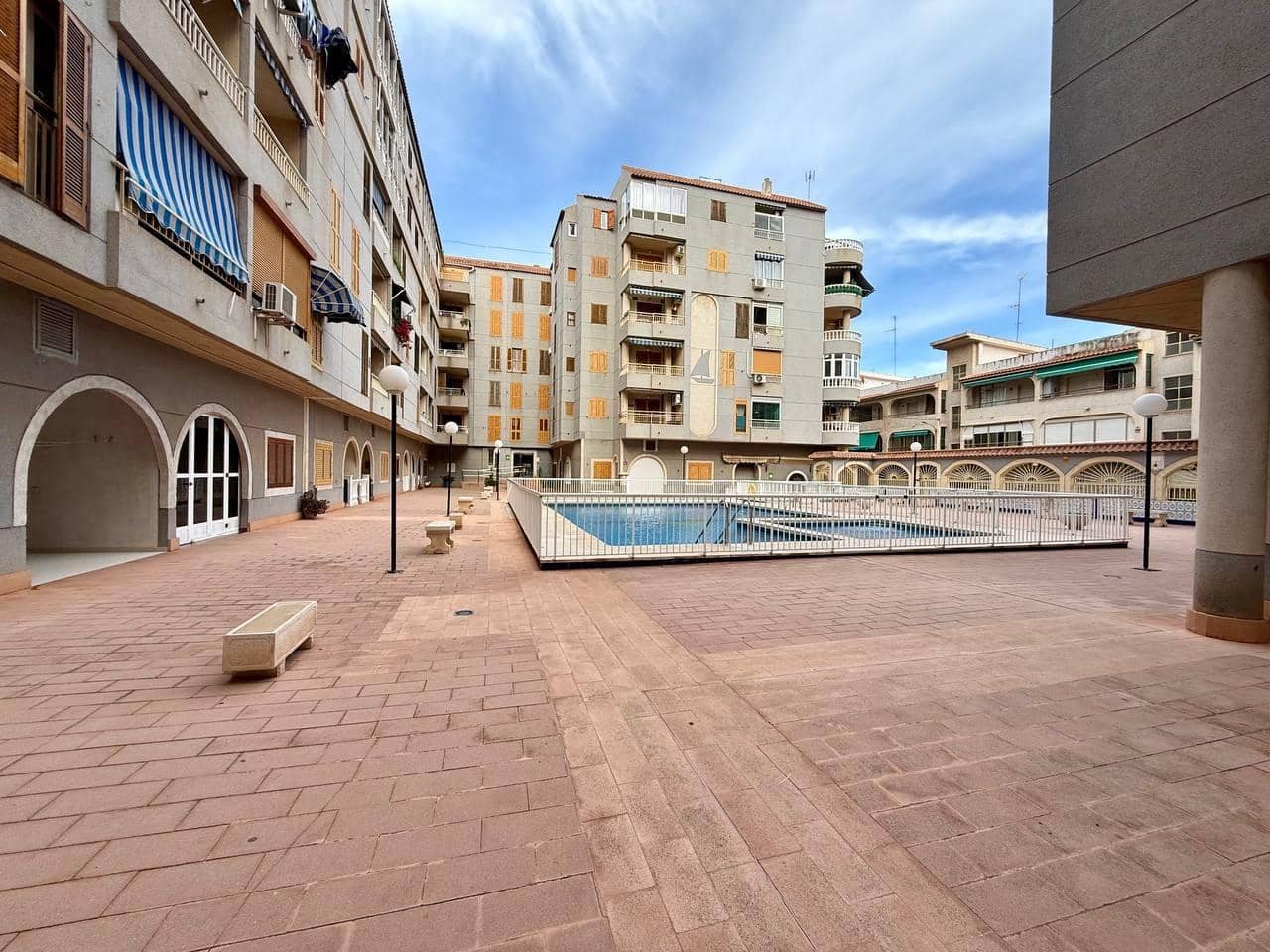 Apartamento de 2 habitaciones en Torrevieja en venta - 159.900 € (Ref: 9330636)