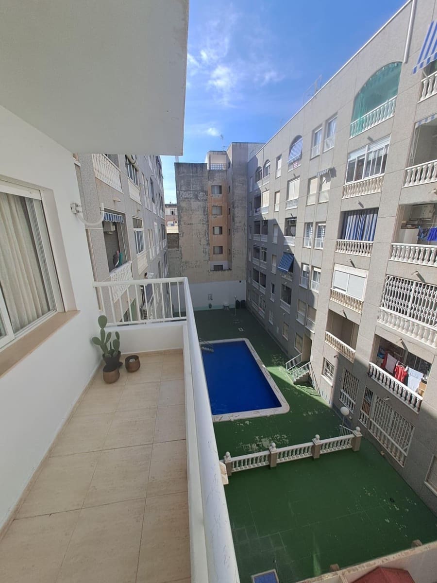 Apartamento de 2 habitaciones en Torrevieja en venta - 125.000 € (Ref: 9349549)