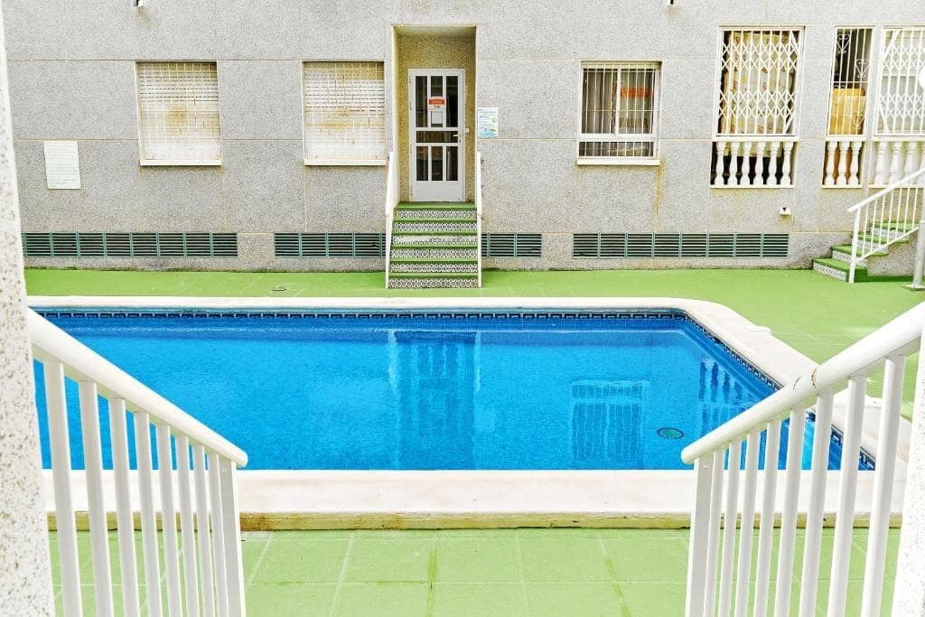 Apartamento de 2 habitaciones en Torrevieja en venta con piscina - 115.000 € (Ref: 9362631)
