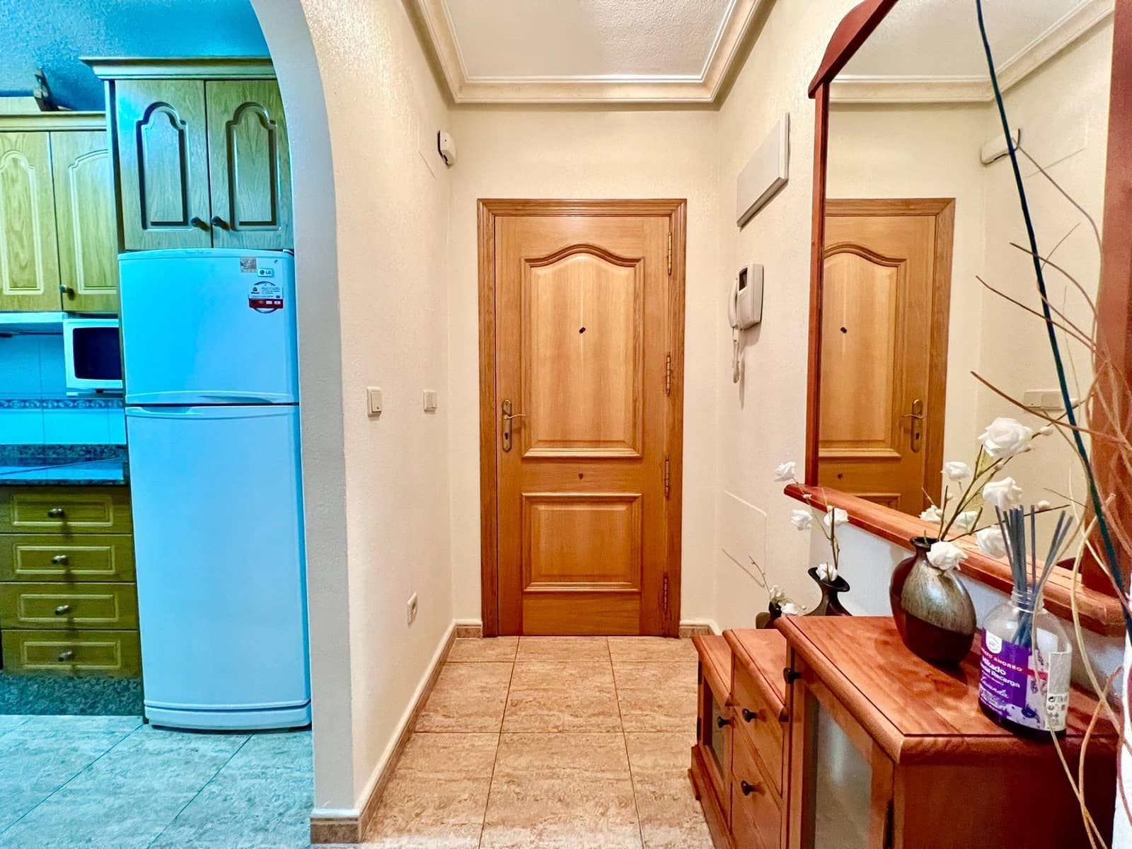 2 makuuhuone Huoneisto myytävänä paikassa Torrevieja mukana uima-altaan - 149 900 € (Ref: 9367505)