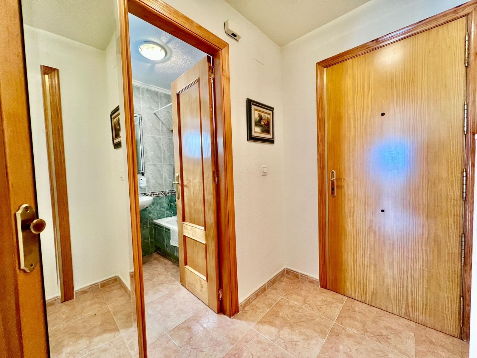 Apartamento de 2 habitaciones en Torrevieja en venta con piscina - 139.900 € (Ref: 9367507)
