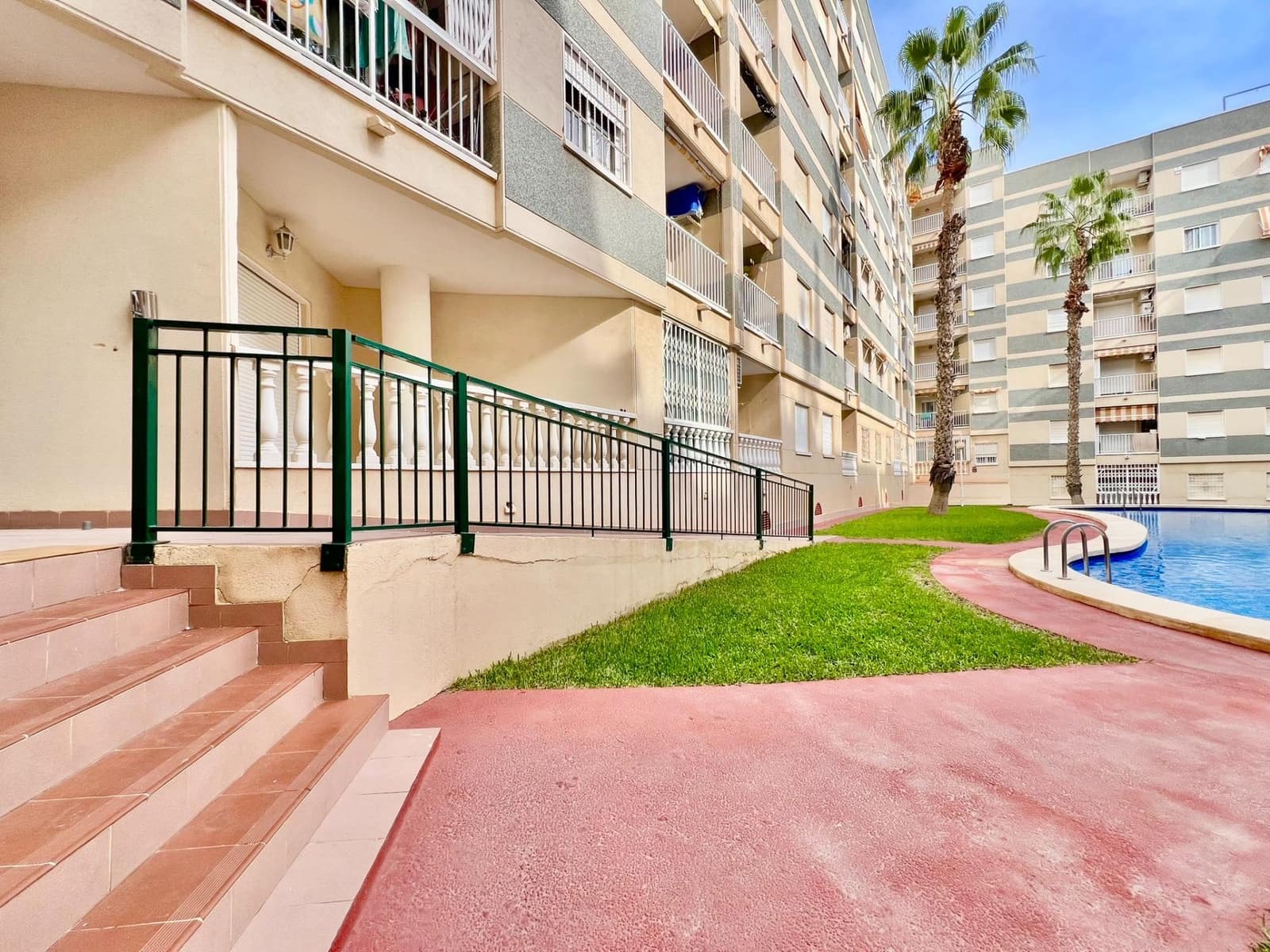 Apartamento de 2 habitaciones en Torrevieja en venta con piscina - 139.900 € (Ref: 9367507)