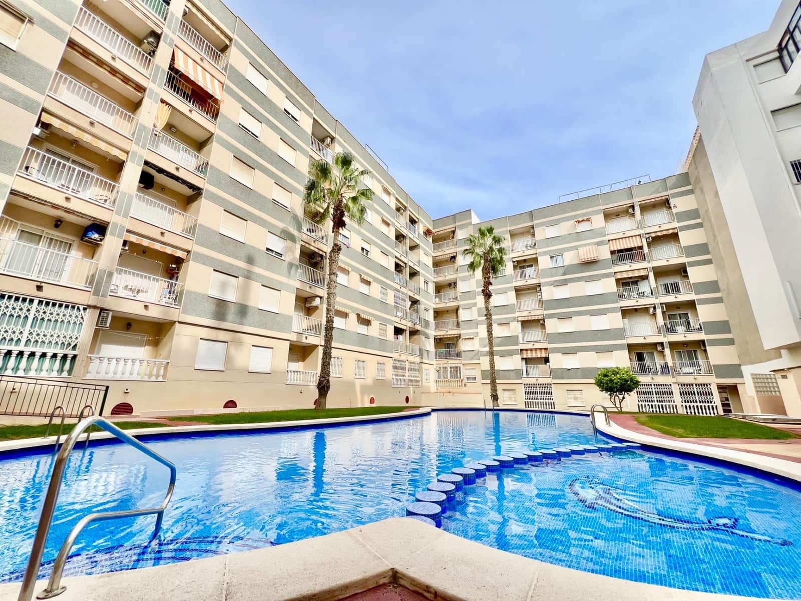 Apartamento de 2 habitaciones en Torrevieja en venta con piscina - 139.900 € (Ref: 9367507)