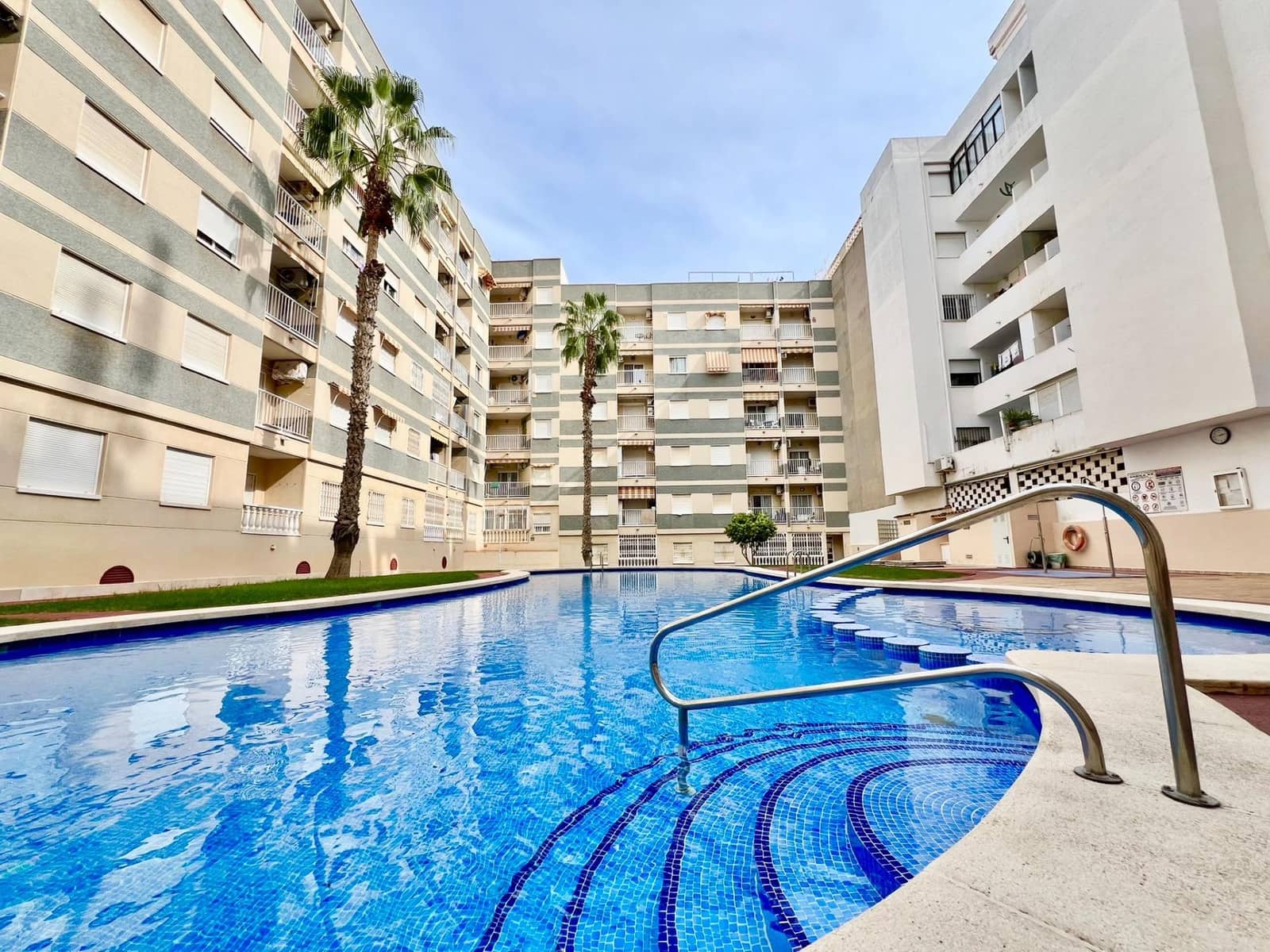 Apartamento de 2 habitaciones en Torrevieja en venta con piscina - 139.900 € (Ref: 9367507)