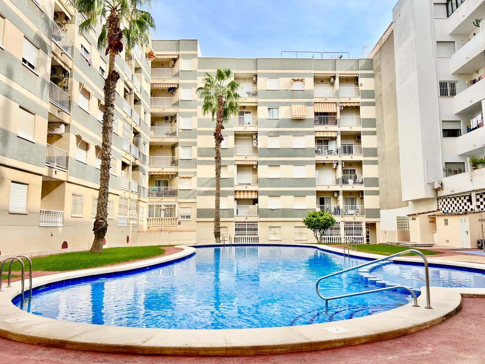 Apartamento de 2 habitaciones en Torrevieja en venta con piscina - 139.900 € (Ref: 9367507)