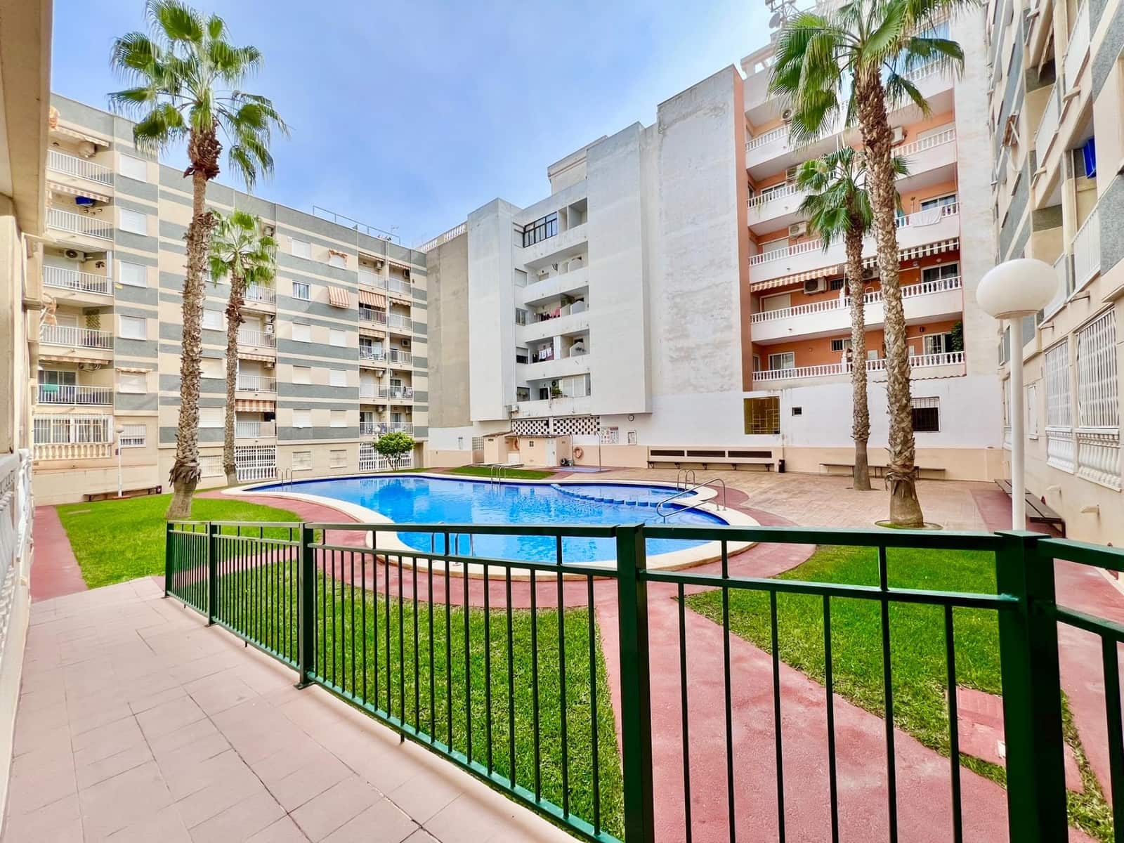 Apartamento de 2 habitaciones en Torrevieja en venta con piscina - 139.900 € (Ref: 9367507)