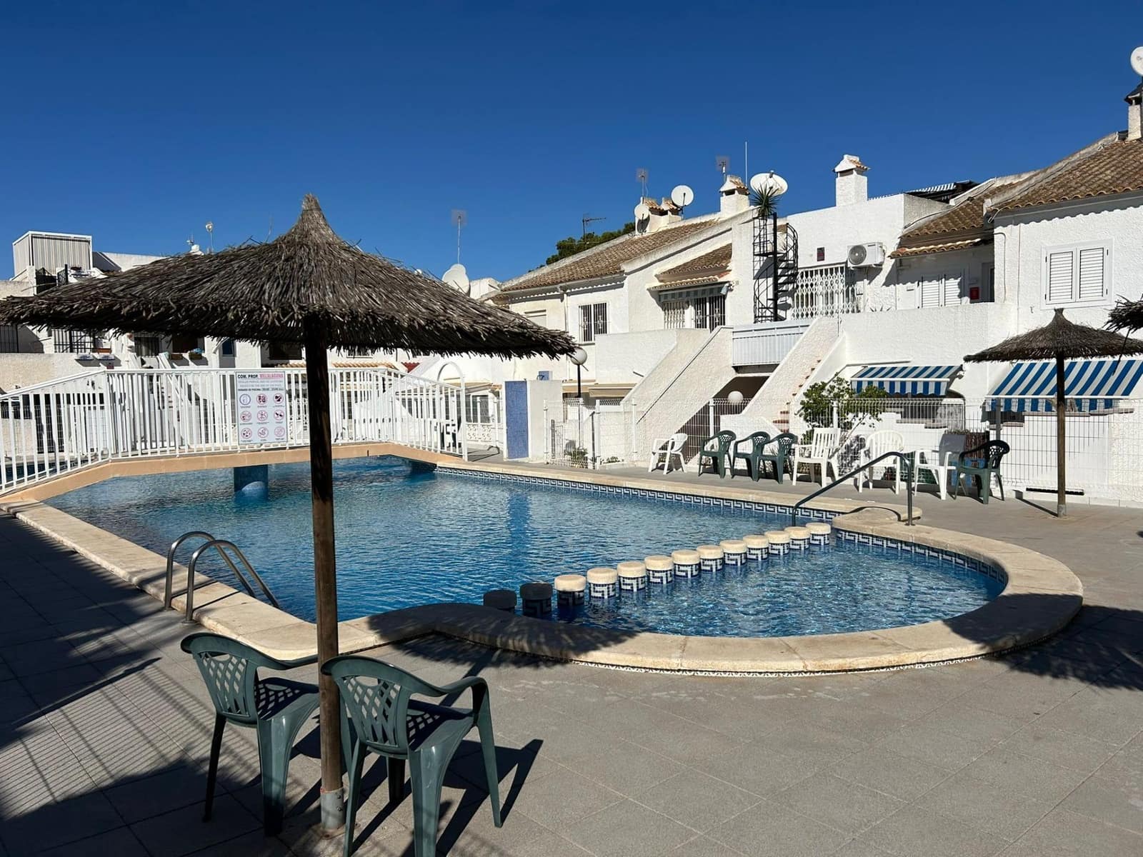 1 chambre Bungalow à vendre à Torrevieja avec piscine - 105 000 € (Ref: 9376712)