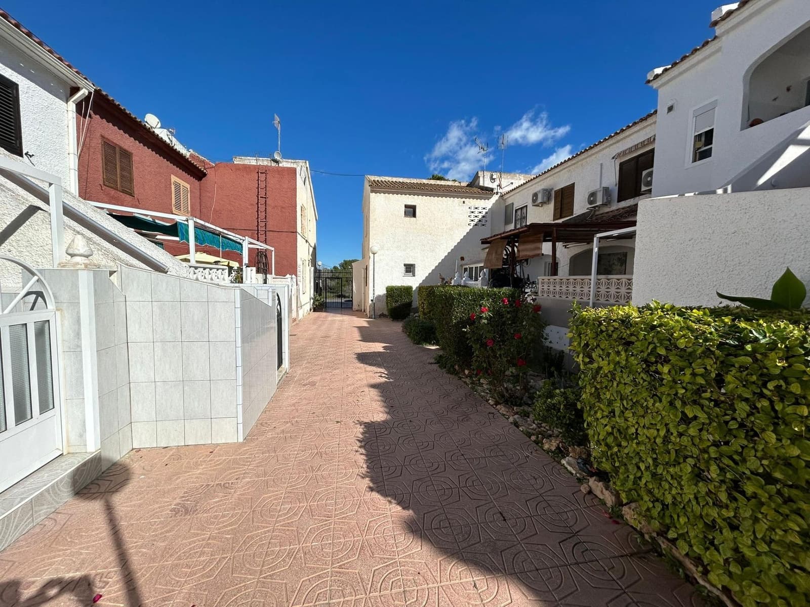 1 chambre Bungalow à vendre à Torrevieja avec piscine - 105 000 € (Ref: 9376712)