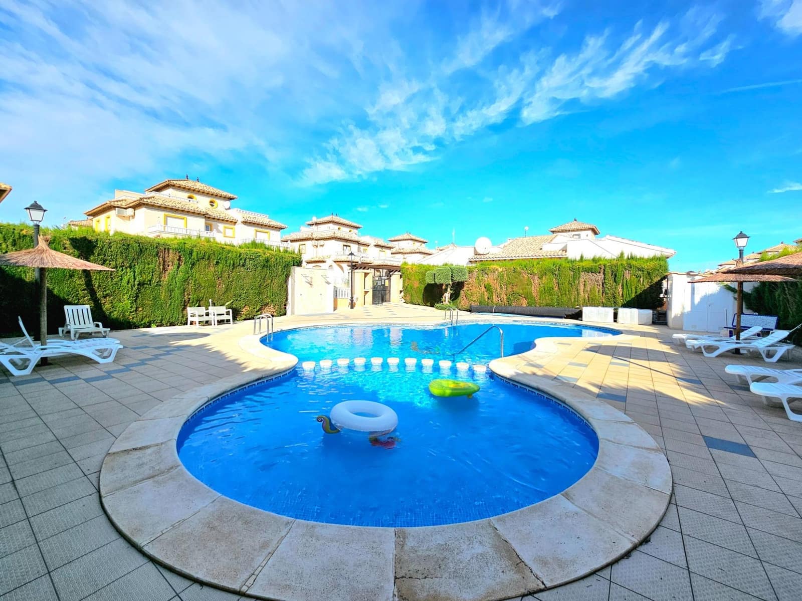 3 sypialnia Dom szeregowy na sprzedaż w Orihuela Costa z basenem - 245 000 € (Ref: 9395986)