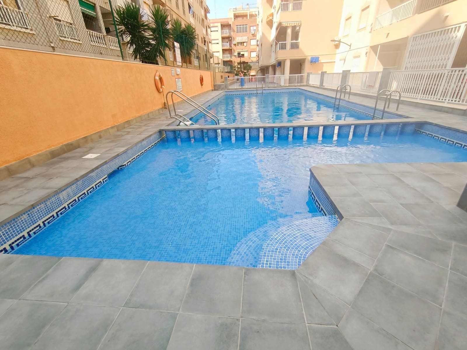 Apartamento de 2 habitaciones en Torrevieja en venta con piscina garaje - 133.000 € (Ref: 9398482)