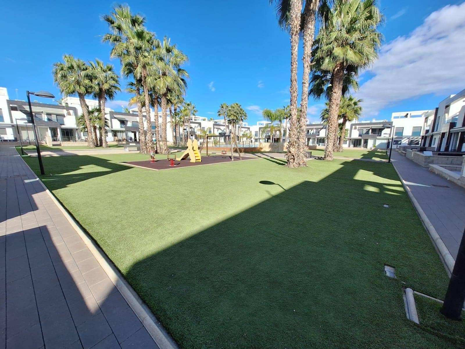 2 makuuhuone Bungalow myytävänä paikassa La Zenia mukana uima-altaan 
autotalli - 289 900 € (Ref: 9398483)