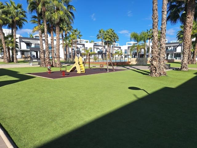 2 makuuhuone Bungalow myytävänä paikassa La Zenia, Orihuela mukana uima-altaan 
autotalli - 289 900 € (Ref: 9398483)