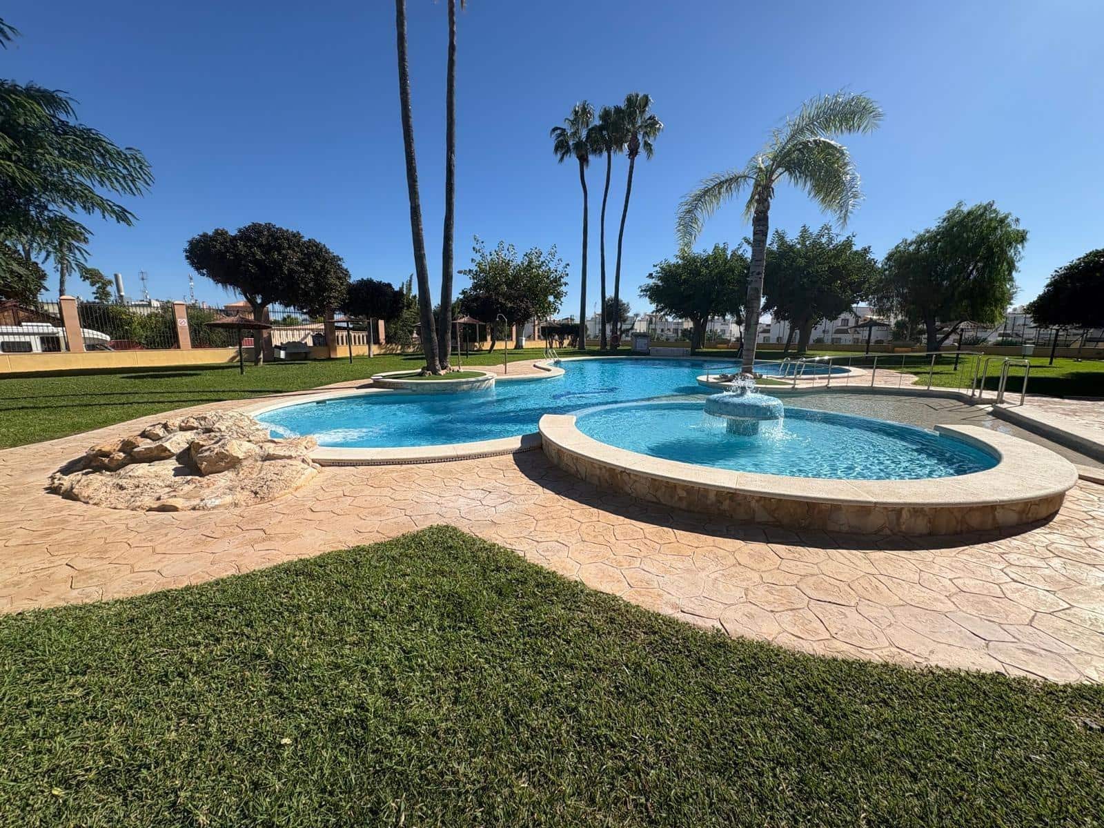 3 makuuhuone Bungalow myytävänä paikassa Orihuela Costa mukana uima-altaan - 185 900 € (Ref: 9407964)