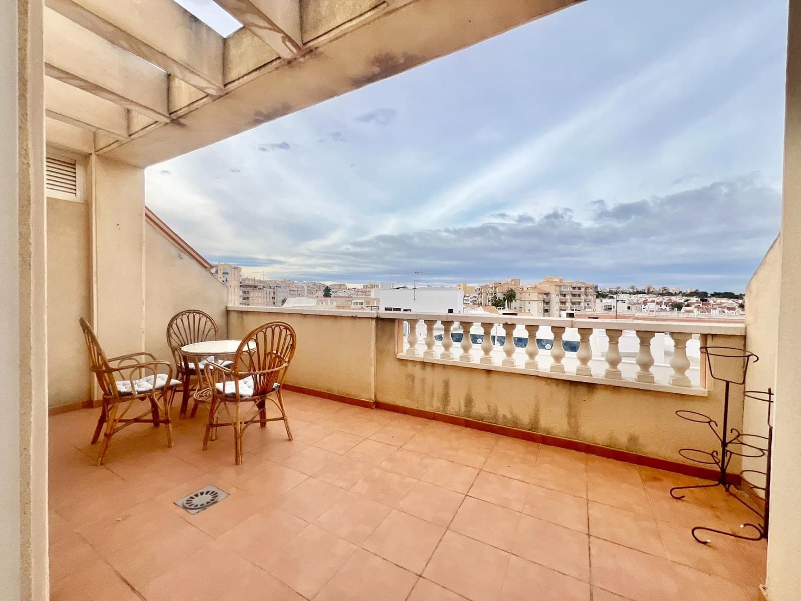 1 soverom Penthouse til salgs i Torrevieja med svømmebasseng garasje - € 119 900 (Ref: 9446332)