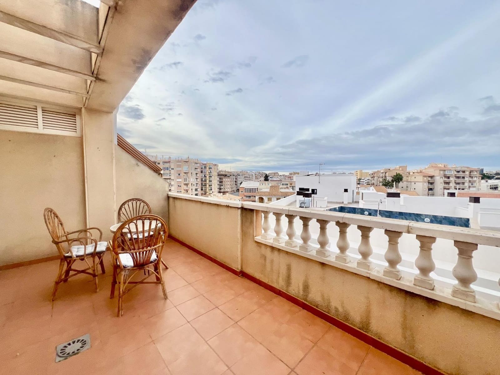 1 soverom Penthouse til salgs i Torrevieja med svømmebasseng garasje - € 119 900 (Ref: 9446332)