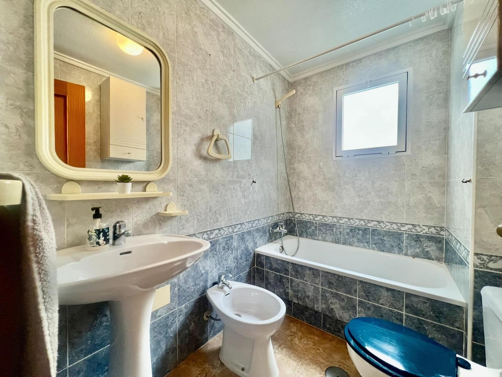 1 soverom Penthouse til salgs i Torrevieja med svømmebasseng garasje - € 119 900 (Ref: 9446332)