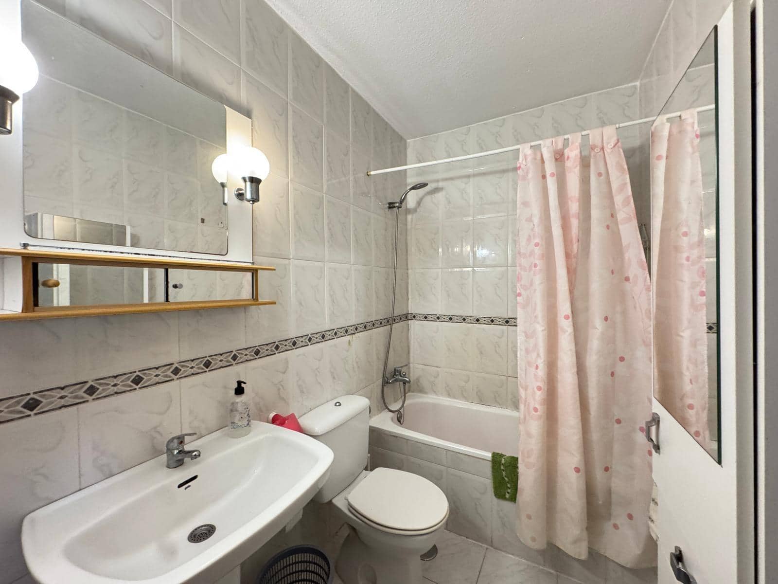 Adosado de 3 habitaciones en Torrevieja en venta con piscina - 142.000 € (Ref: 9497184)