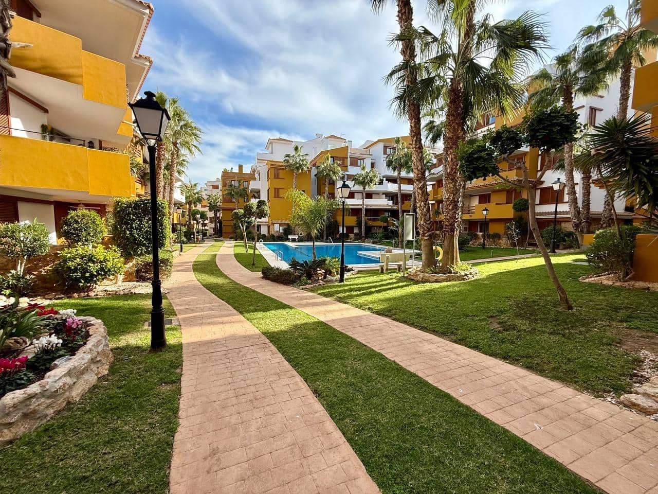 2 soverom Leilighet til salgs i Punta Prima med svømmebasseng garasje - € 259 900 (Ref: 9508875)