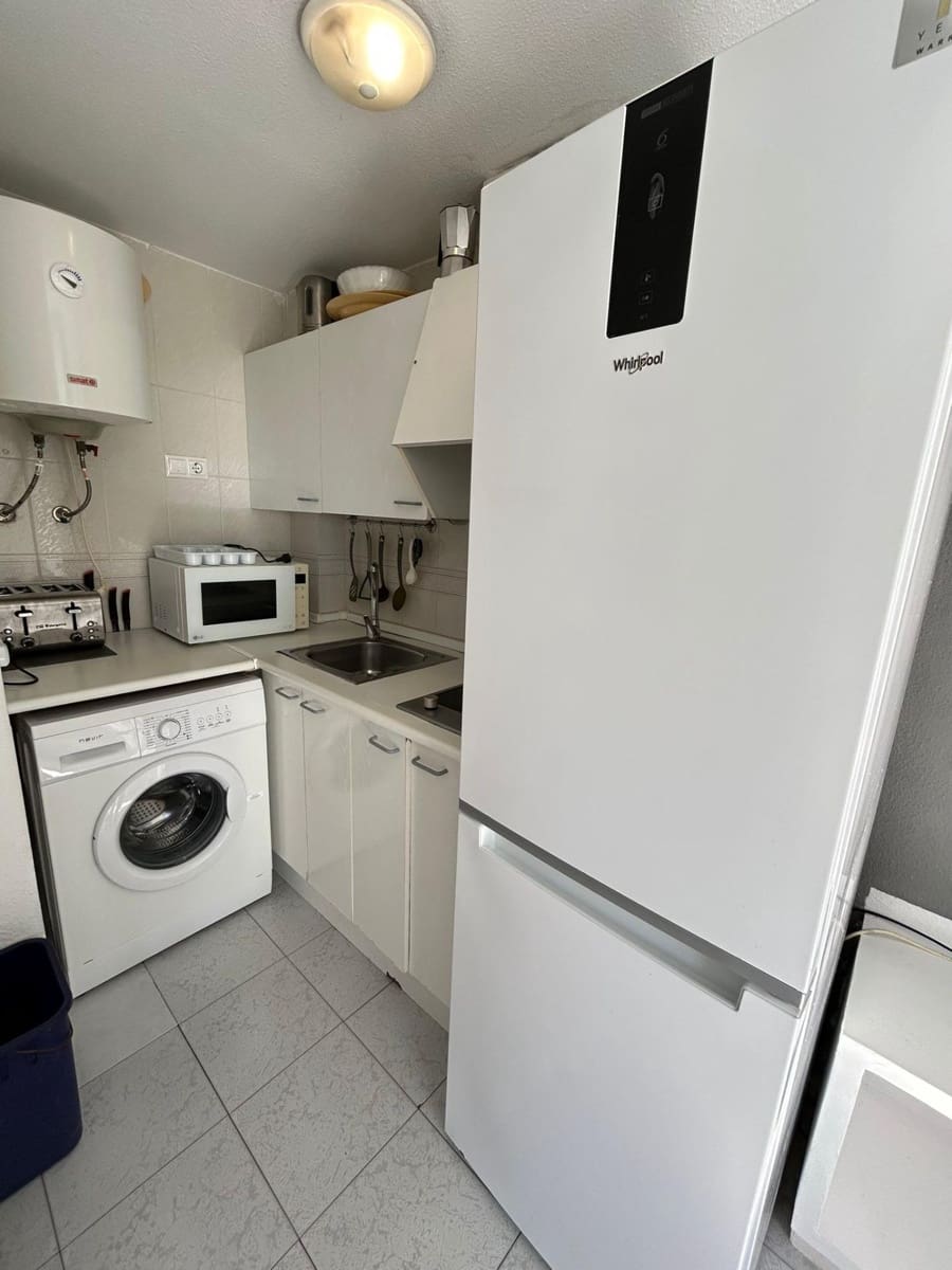 Yksiö myytävänä paikassa Torrevieja mukana uima-altaan - 95 000 € (Ref: 9533732)