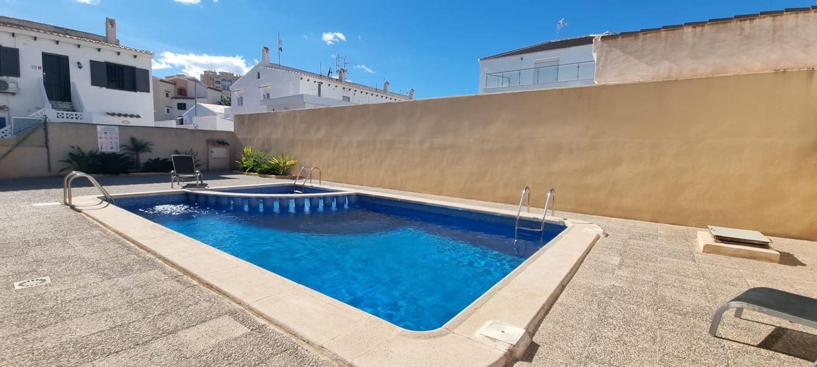 1 quarto Bungalow para venda em Torrevieja com piscina - 129 000 € (Ref: 9533733)
