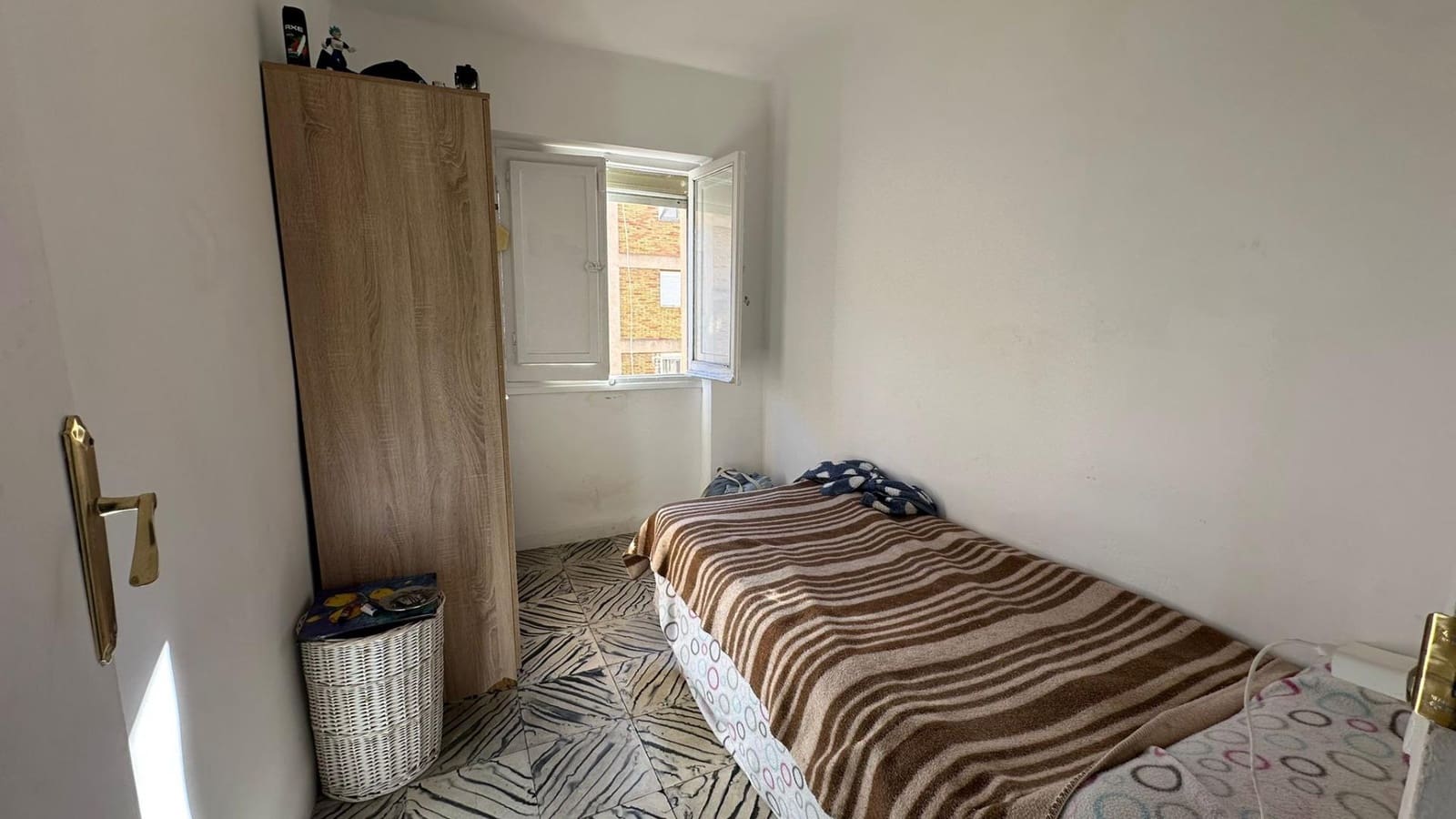 3 bedroom Apartment for sale in Alicante / Alacant city - € 75,000 (Ref: 9537324)