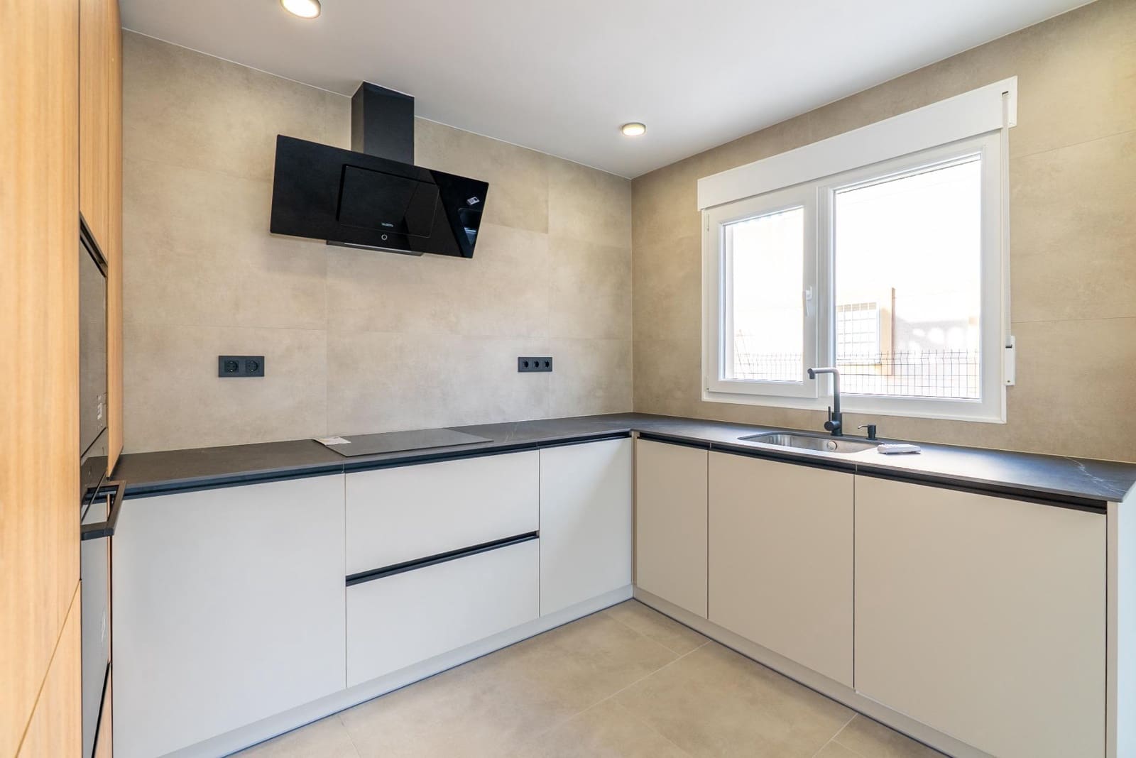 3 bedroom Villa for sale in El Campello with garage - € 550,000 (Ref: 9555830)