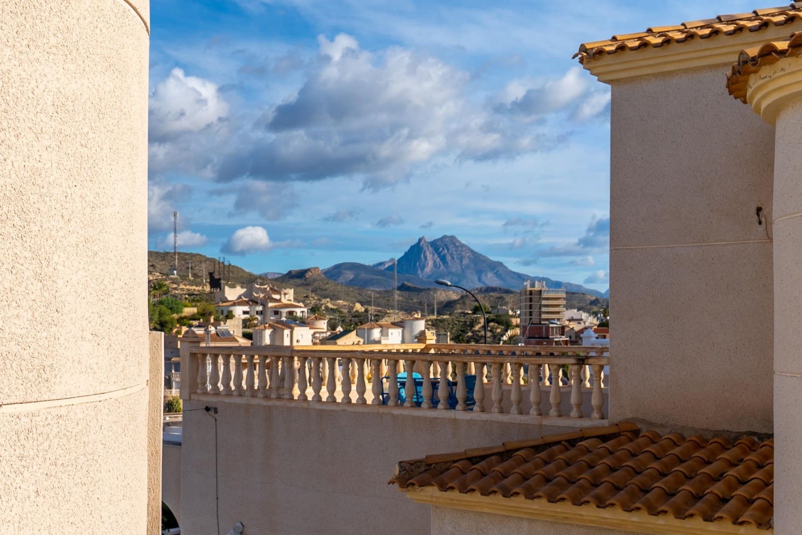 3 bedroom Villa for sale in El Campello with garage - € 550,000 (Ref: 9555830)