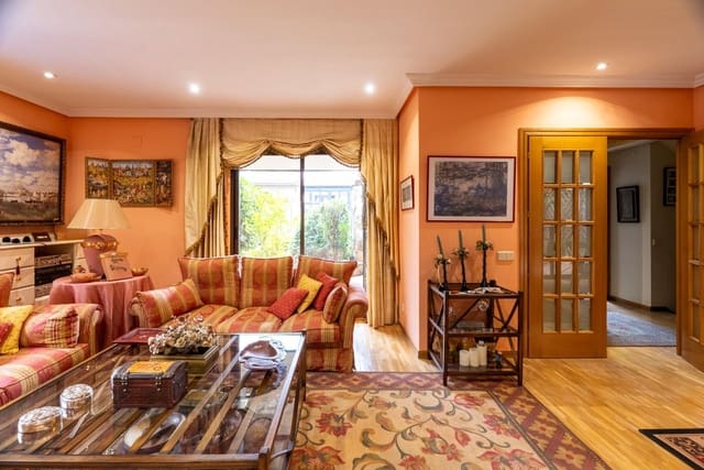 6 soverom Kjedet enebolig til salgs i Madrid by med svømmebasseng garasje - € 1 420 000 (Ref: 9568654)