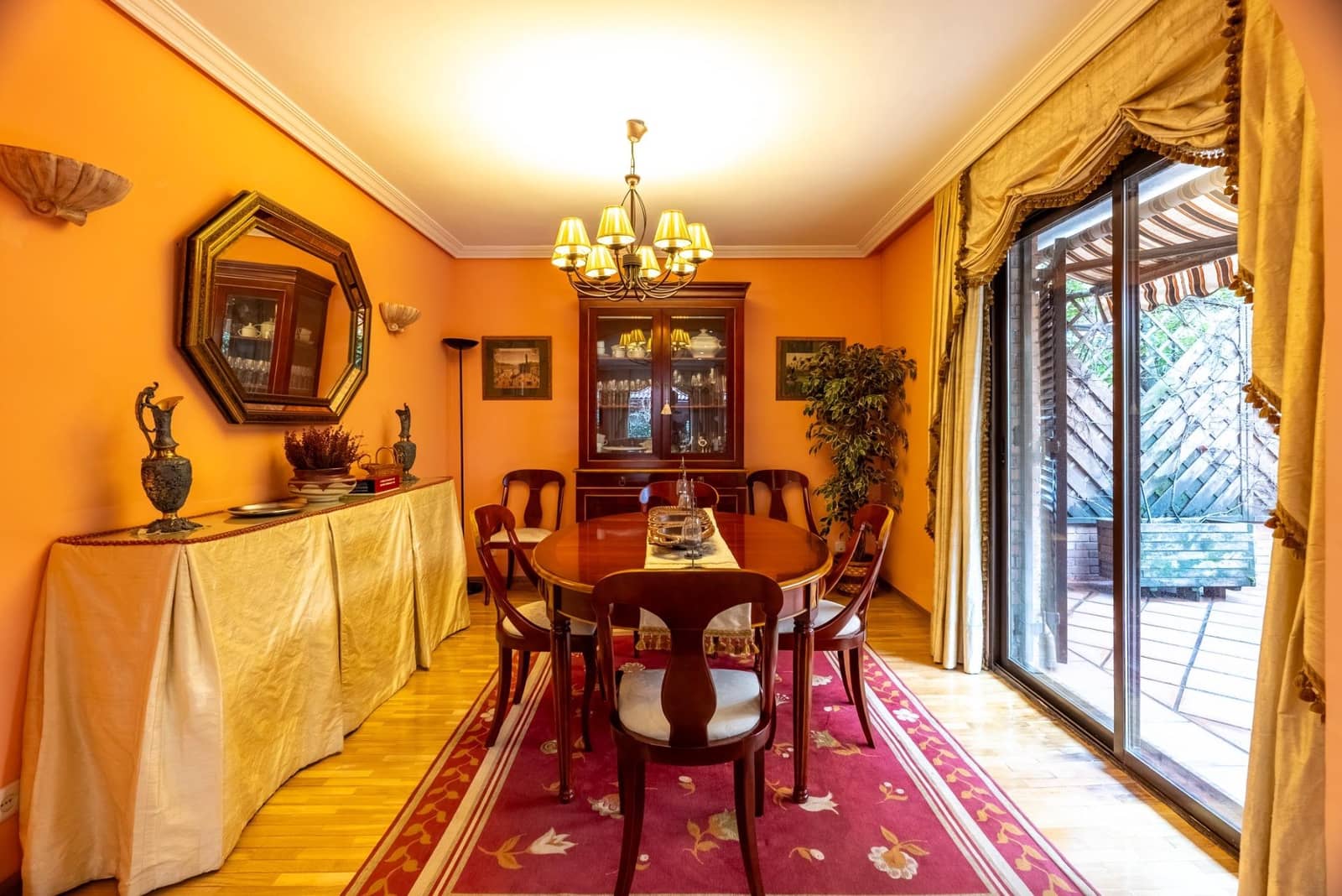6 soverom Kjedet enebolig til salgs i Madrid by med svømmebasseng garasje - € 1 420 000 (Ref: 9568654)