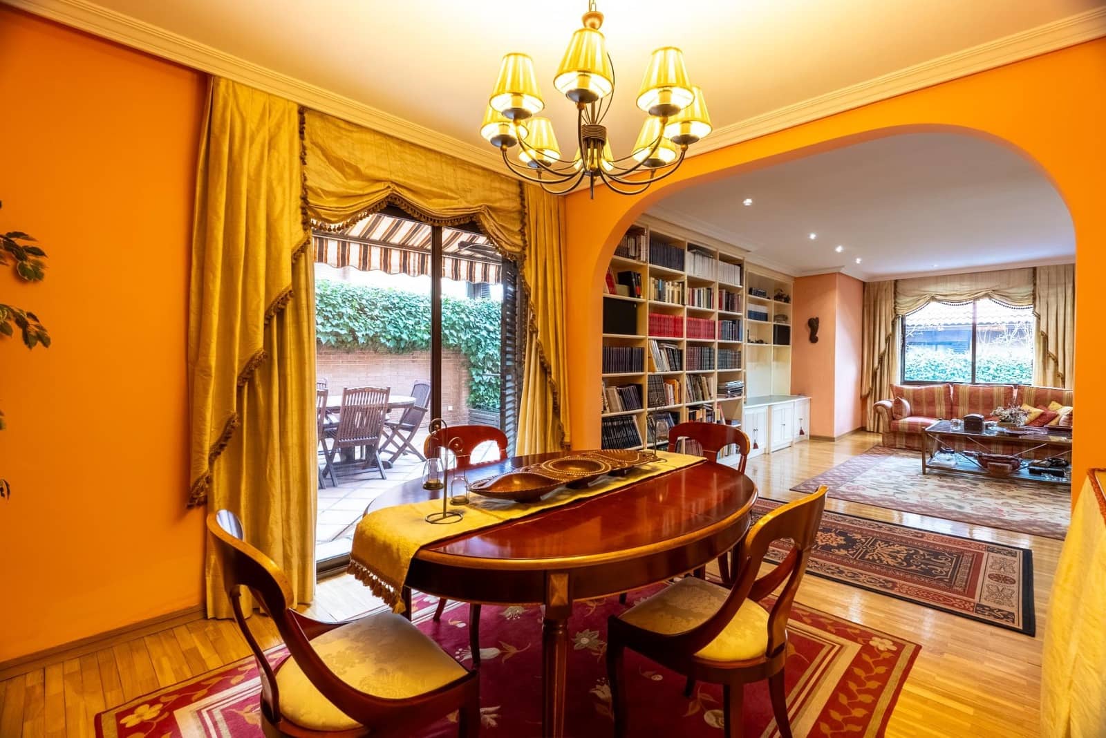 6 soverom Kjedet enebolig til salgs i Madrid by med svømmebasseng garasje - € 1 420 000 (Ref: 9568654)