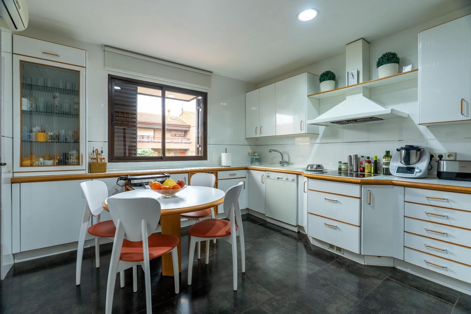 6 soverom Kjedet enebolig til salgs i Madrid by med svømmebasseng garasje - € 1 420 000 (Ref: 9568654)