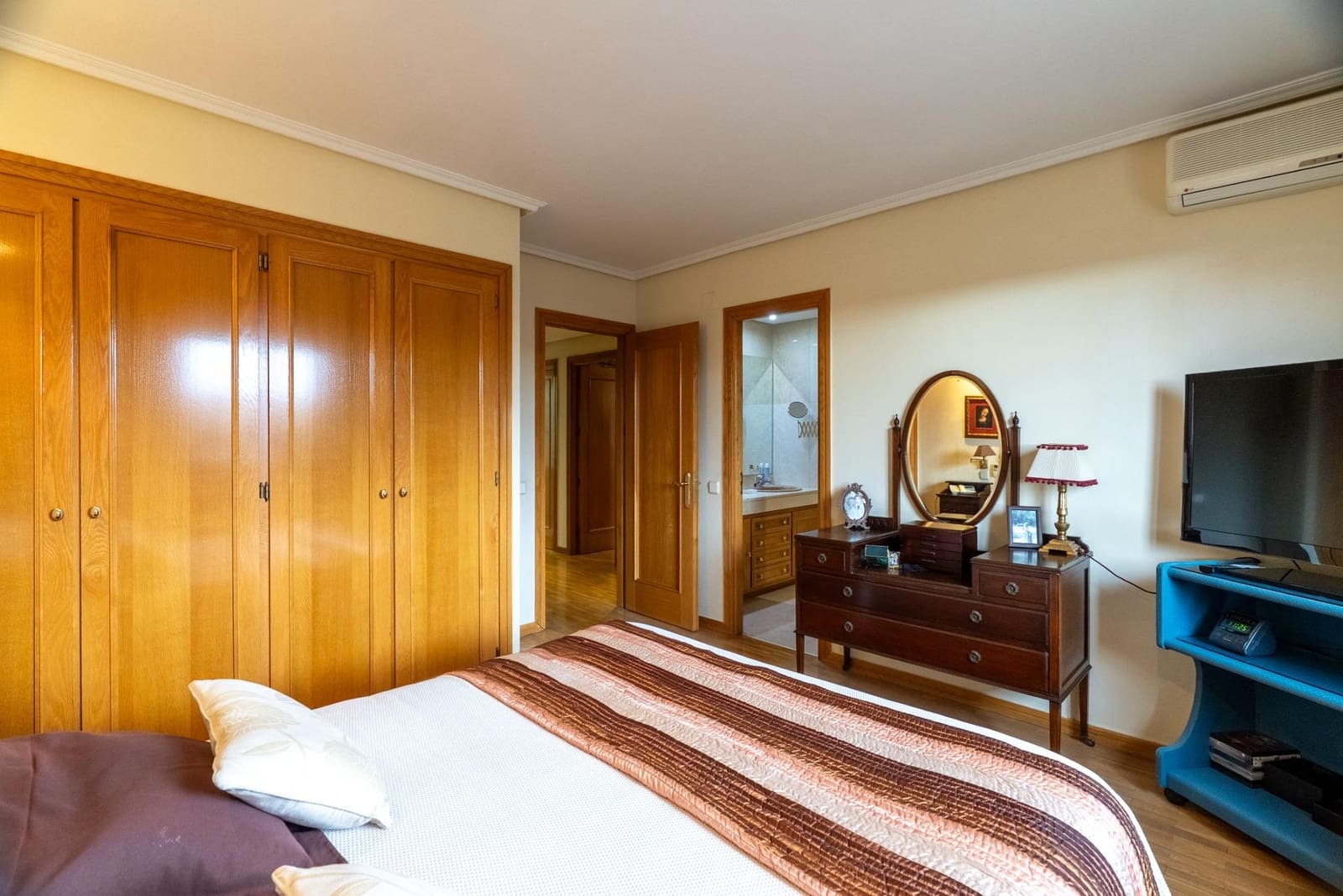 6 soverom Kjedet enebolig til salgs i Madrid by med svømmebasseng garasje - € 1 420 000 (Ref: 9568654)