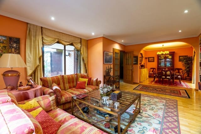 6 soverom Kjedet enebolig til salgs i Madrid by med svømmebasseng garasje - € 1 420 000 (Ref: 9568654)