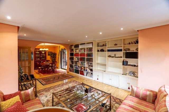 6 soverom Kjedet enebolig til salgs i Madrid by med svømmebasseng garasje - € 1 420 000 (Ref: 9568654)